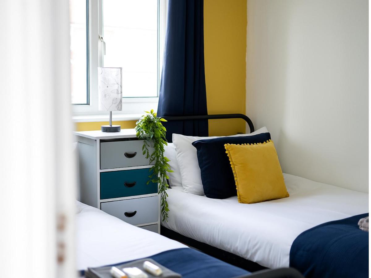 Grange Fields by Alt-Stay Contractor Accommodation - 3 Bed Contractor Home With Parking, Wi-Fi & Full Kitchen - Ideal For Long stays - Housity