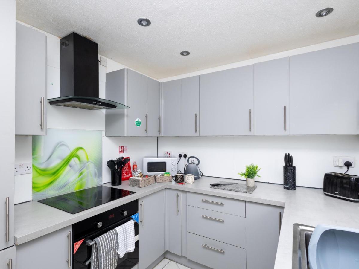 Grange Fields by Alt-Stay Contractor Accommodation - 3 Bed Contractor Home With Parking, Wi-Fi & Full Kitchen - Ideal For Long stays - Housity