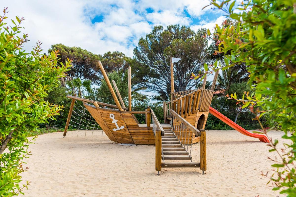 Um jardim no exterior de Pestana Porto Santo Premium All Inclusive Beach & SPA Resort