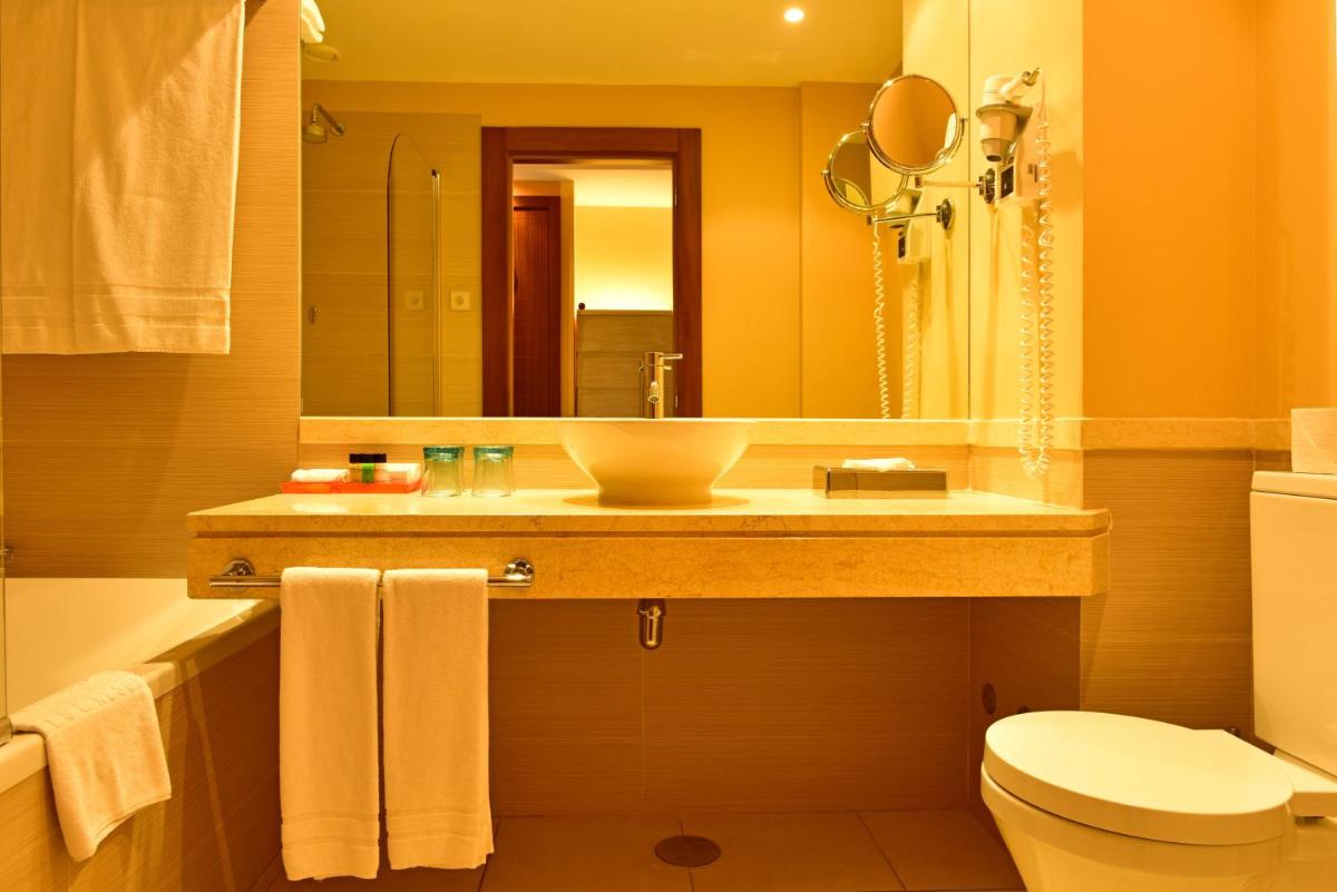 Uma casa de banho em Pestana Porto Santo Premium All Inclusive Beach & SPA Resort