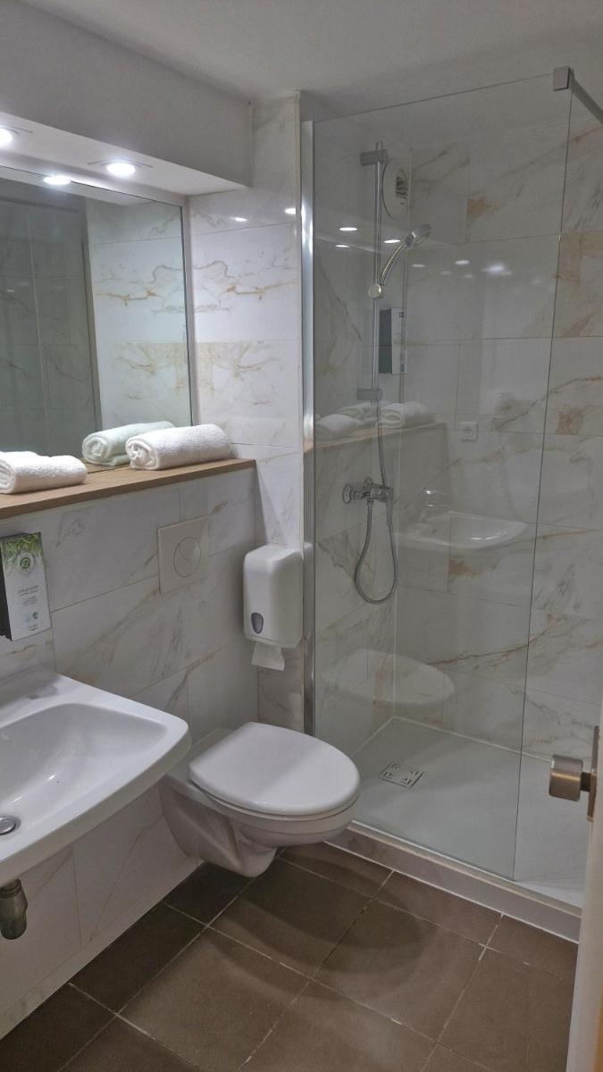 Salle de bains dans l'établissement Kyriad Carcassonne - Aéroport