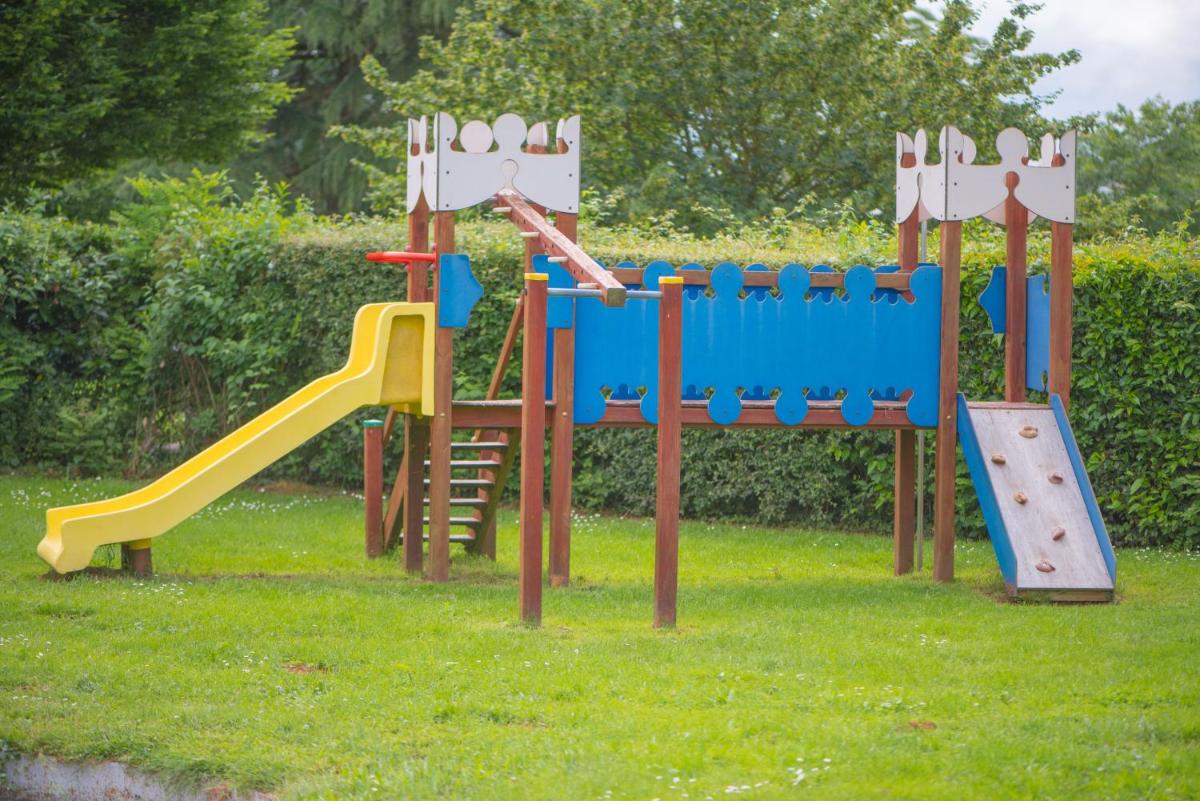 Aire de jeux pour enfants de l'établissement Logis Hôtel Domaine du Moulin Cavier - Restaurants & Spa
