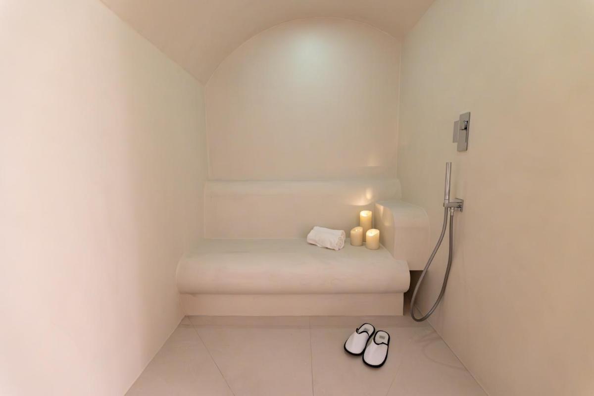 une pièce avec deux bougies et deux paires de chaussures dans l'établissement Hôtel Dress Code, à Paris