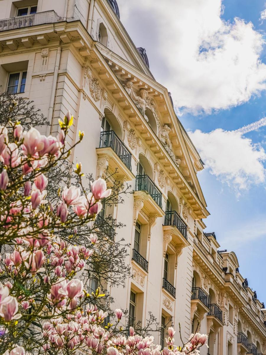un bâtiment avec un magnolia devant dans l'établissement Waldorf Astoria Versailles - Trianon Palace, à Versailles