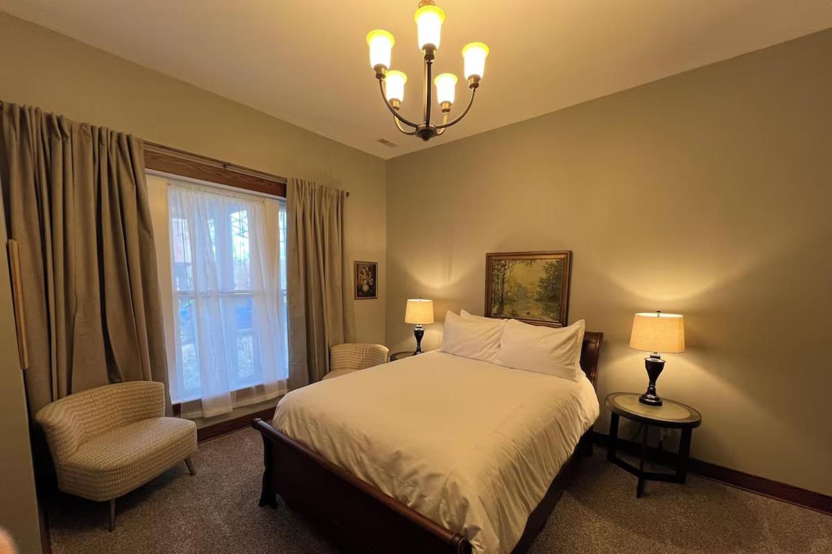 Charleston House Bed & Breakfast Inn - Housity
