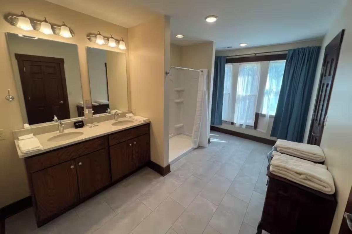 Charleston House Bed & Breakfast Inn - Housity
