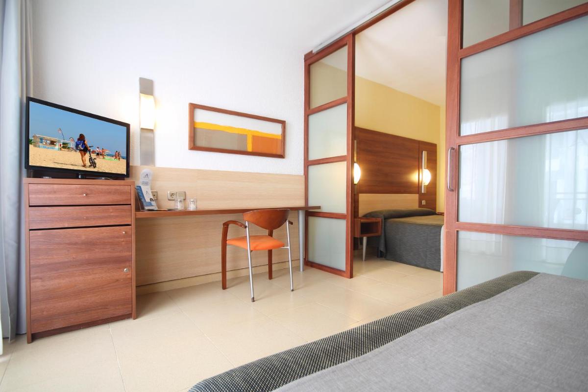 Cama o camas de una habitación en AQUA Hotel Aquamarina & Spa