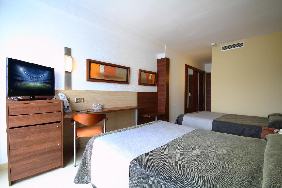 Cama o camas de una habitación en AQUA Hotel Aquamarina & Spa