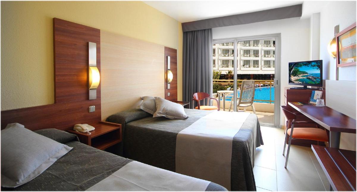 Una televisión o centro de entretenimiento en AQUA Hotel Aquamarina & Spa