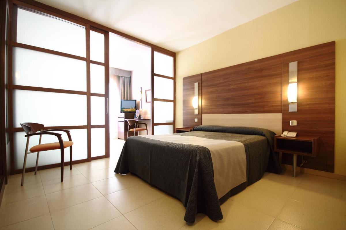 Cama o camas de una habitación en AQUA Hotel Aquamarina & Spa