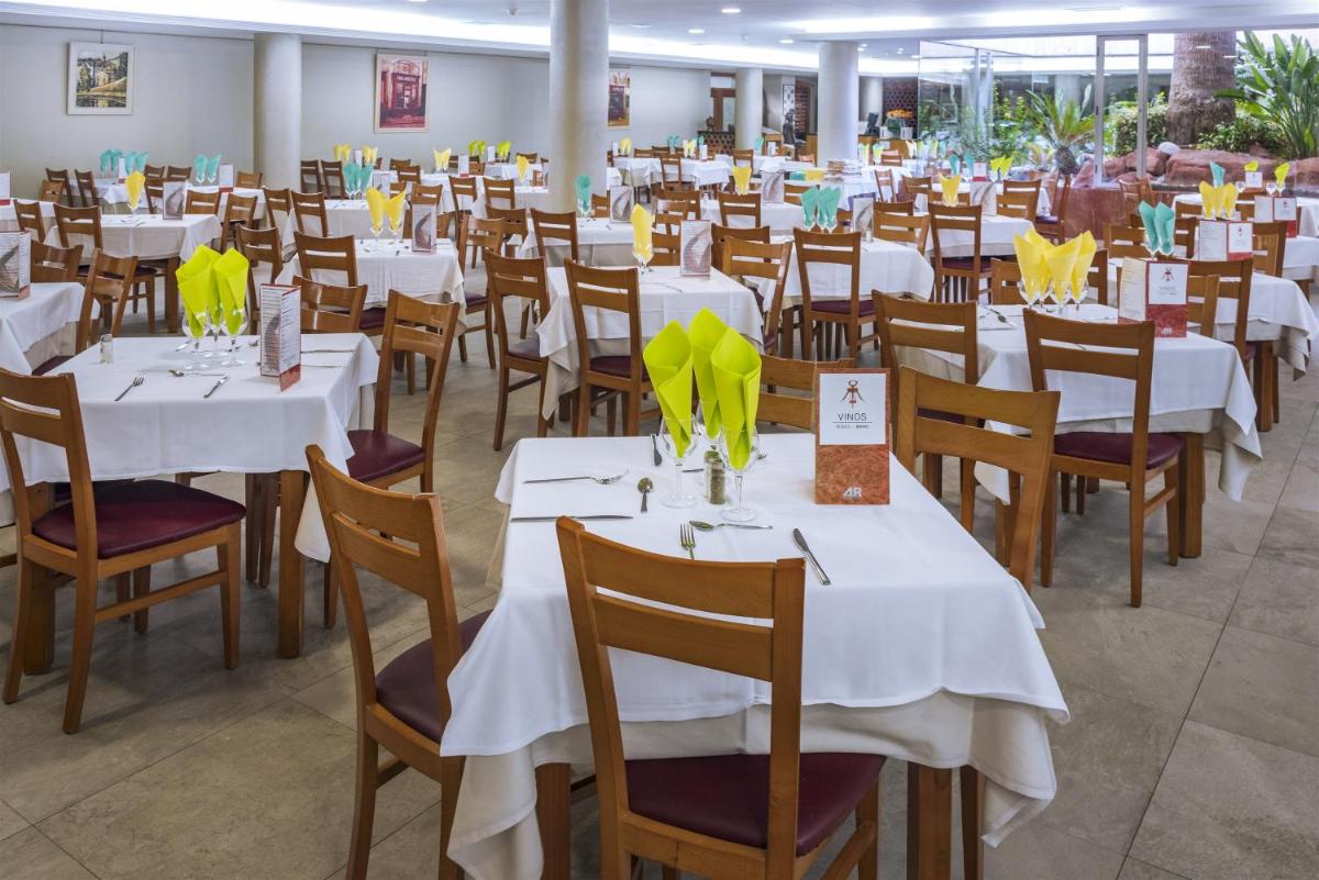 Un restaurante o sitio para comer en 4R Salou Park Resort I