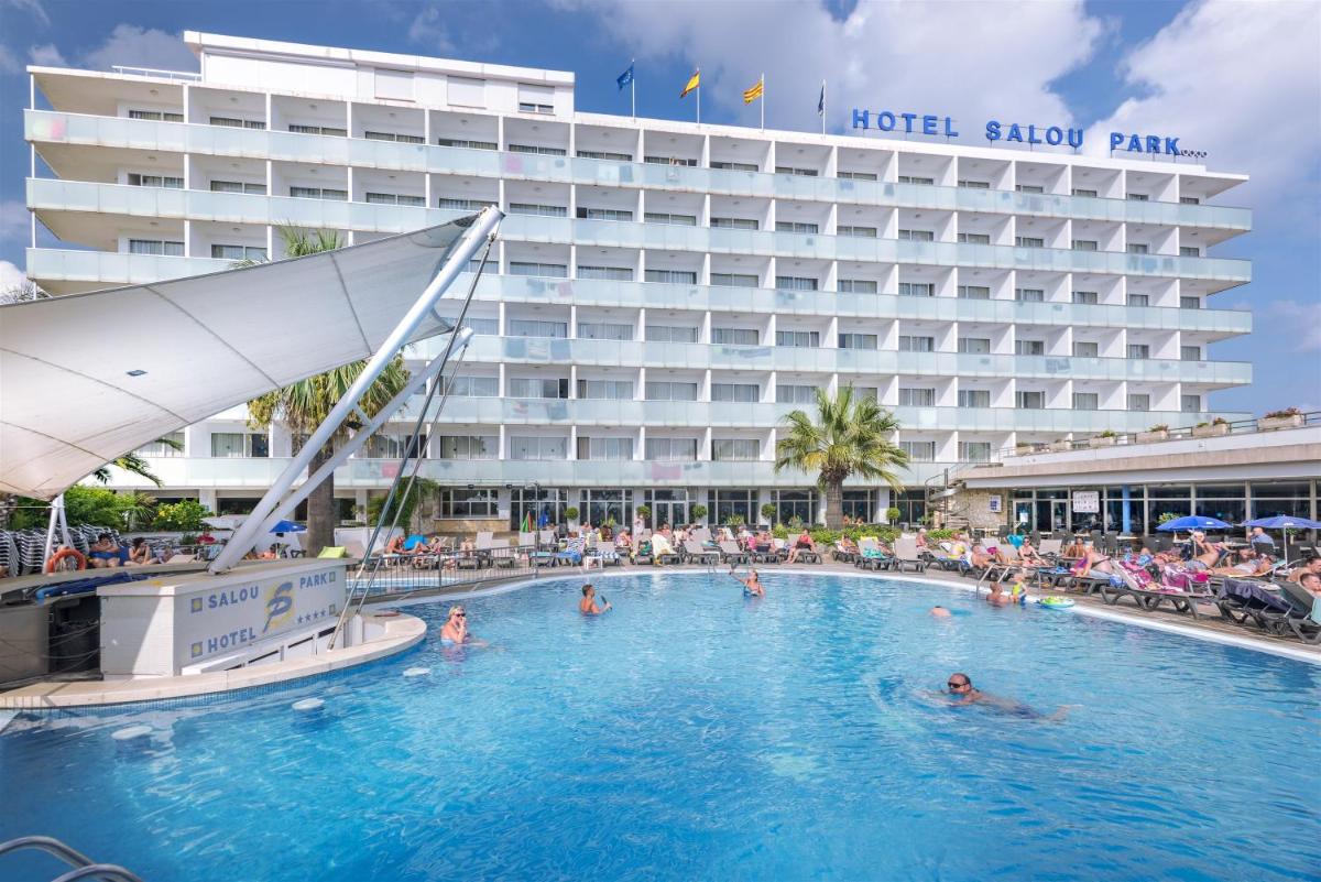 una piscina de hotel frente a un edificio de hotel en 4R Salou Park Resort I, en Salou