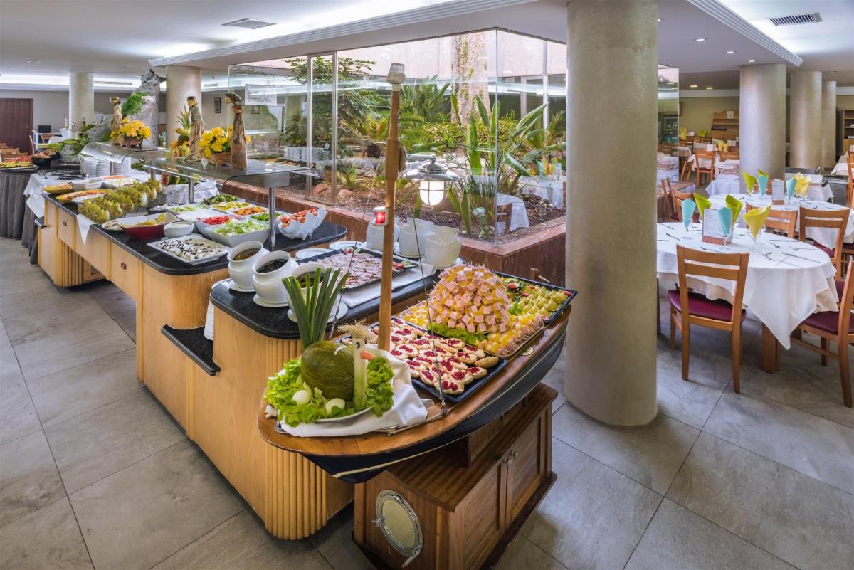 Una línea de buffet con muchos tipos diferentes de comida. en 4R Salou Park Resort I, en Salou