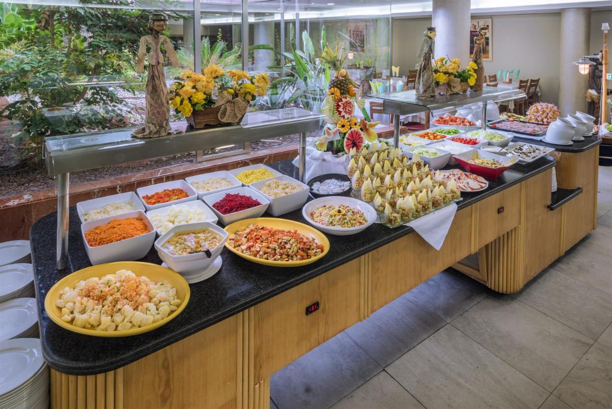 Comida en o cerca de este hotel