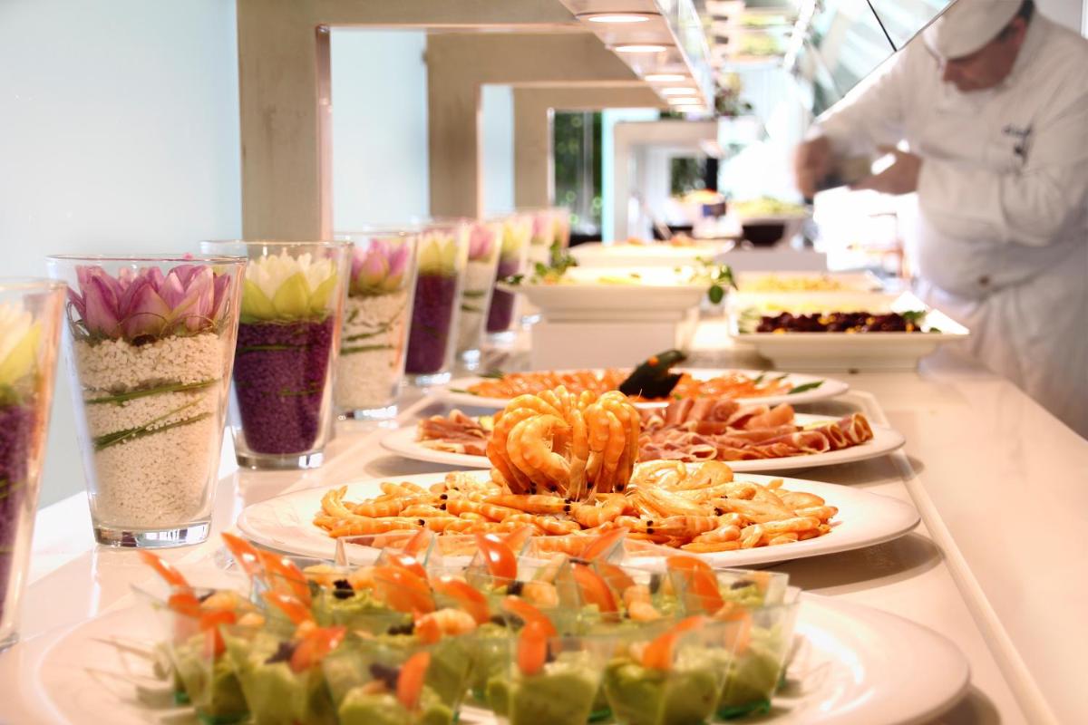 Comida en o cerca de este hotel