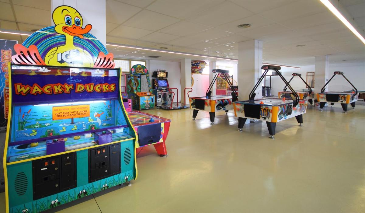 Sala de juegos en AQUA Hotel Aquamarina & Spa