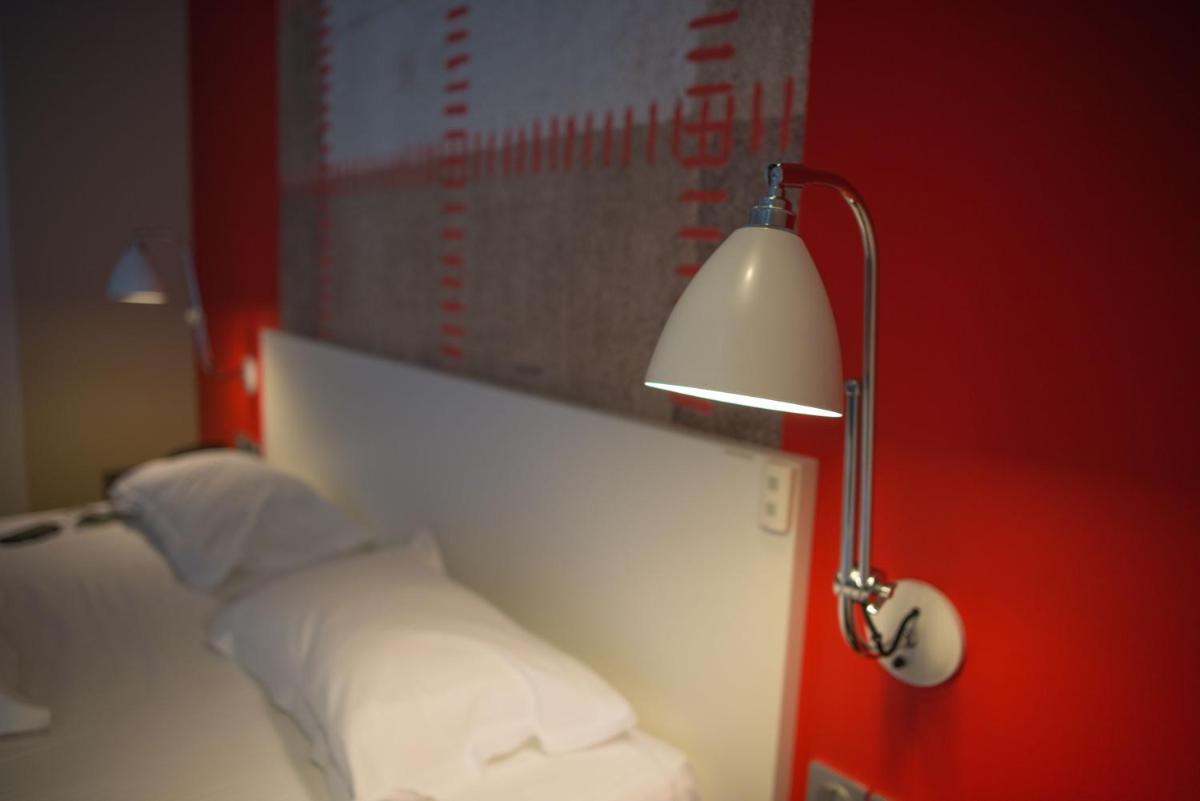 Un ou plusieurs lits dans un hébergement de l'établissement Logis Hôtel Domaine du Moulin Cavier - Restaurants & Spa