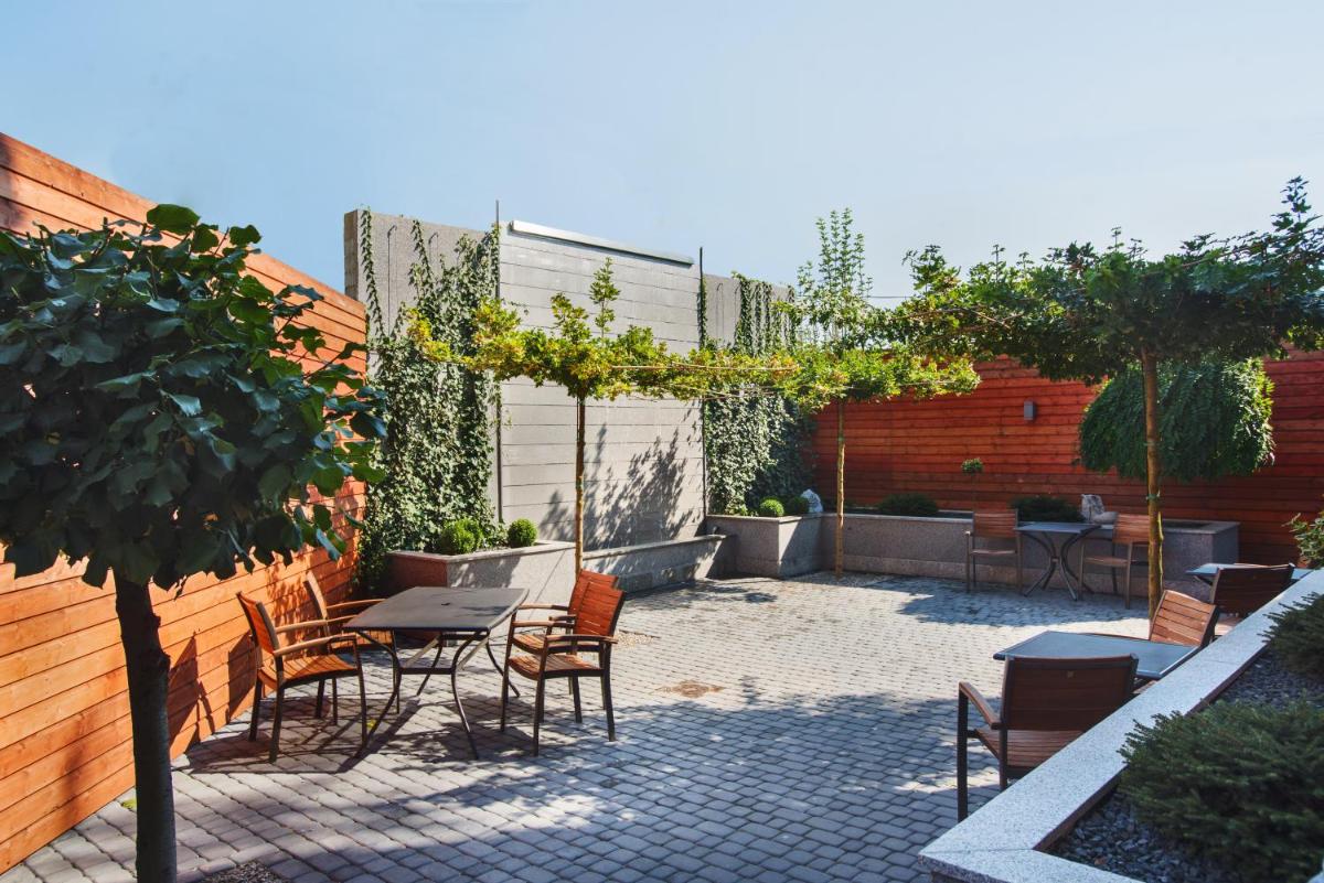 Hotelik B&B Pod D?bami - Housity