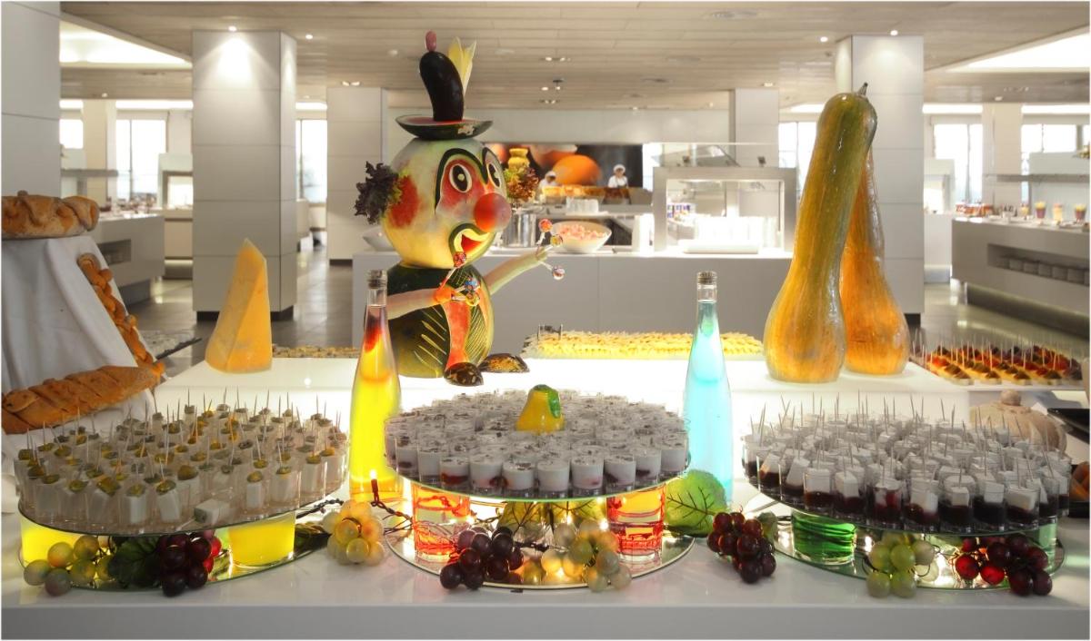 Comida en o cerca de este hotel