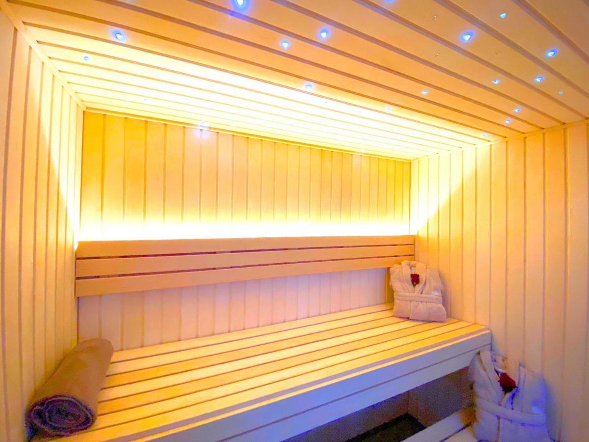 un sauna avec un banc éclairé dans l'établissement Brit Hotel Piscine & Spa - Fougères, à Lécousse