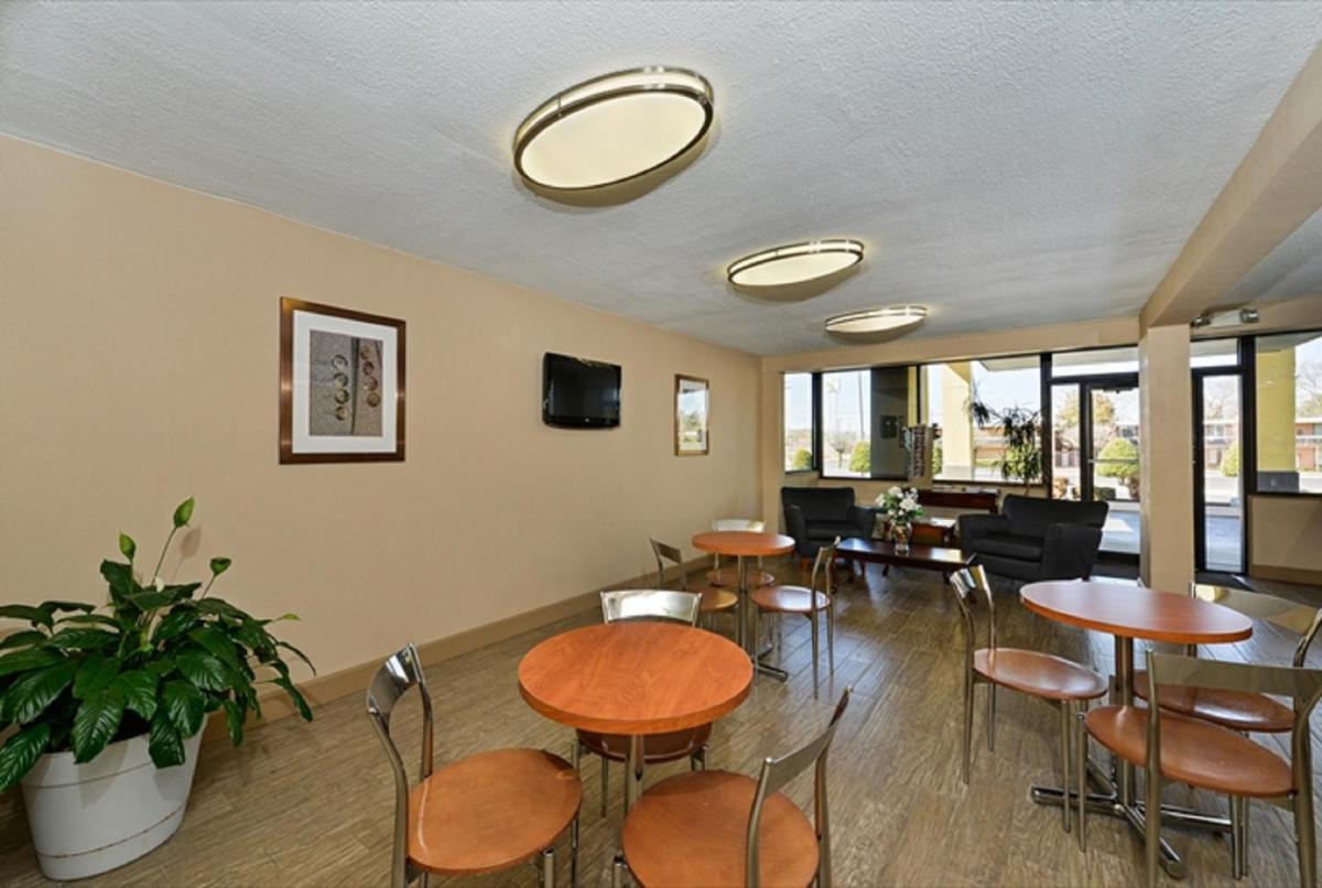 Super 8 by Wyndham Clarksville Northeast - Housity
