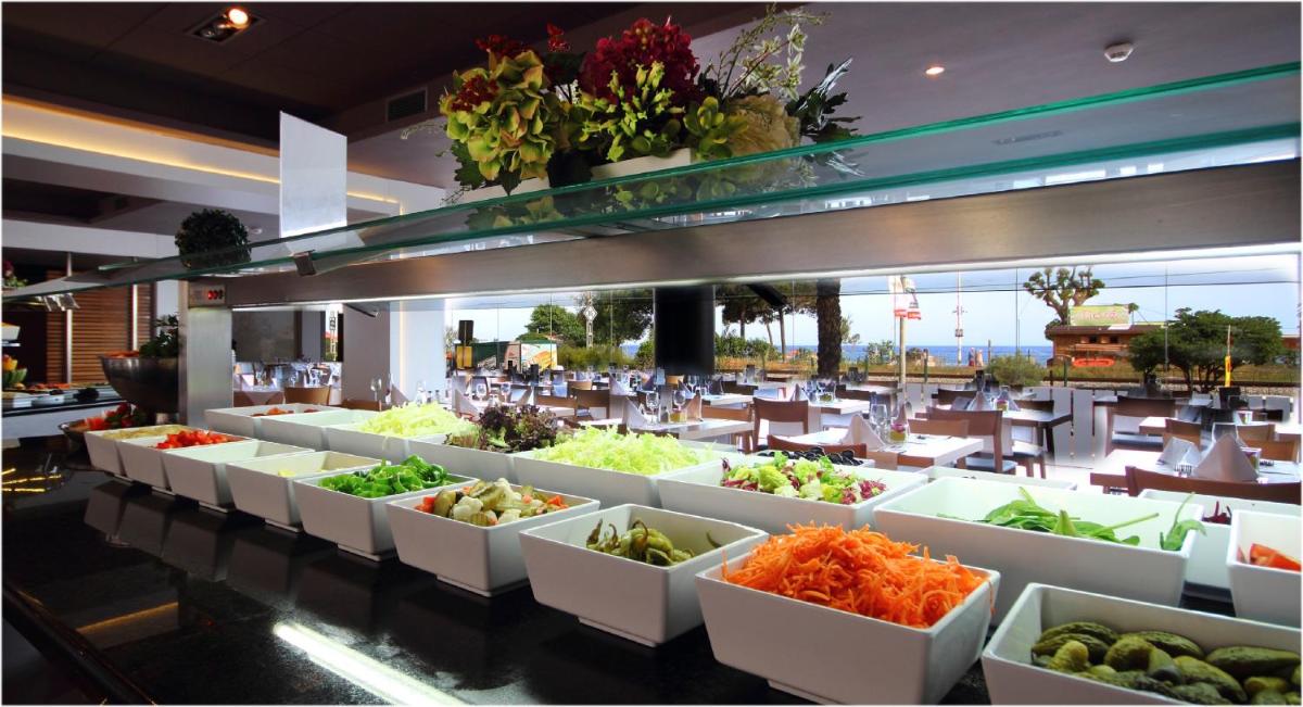 Comida en o cerca de este hotel