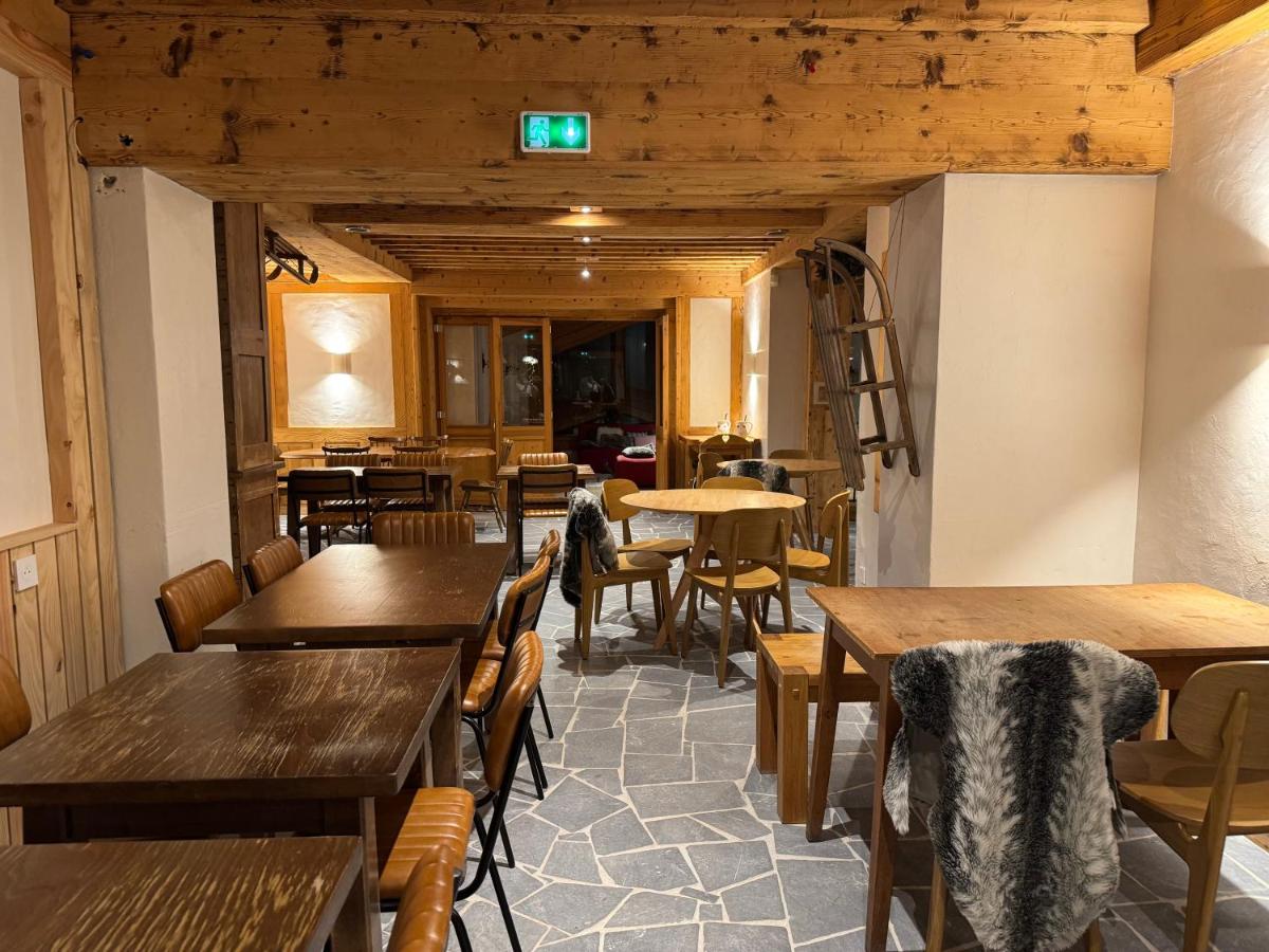 Coin salon dans l'établissement Café-Hôtel Le Morillon, Domaine du Grand Massif-Samoëns