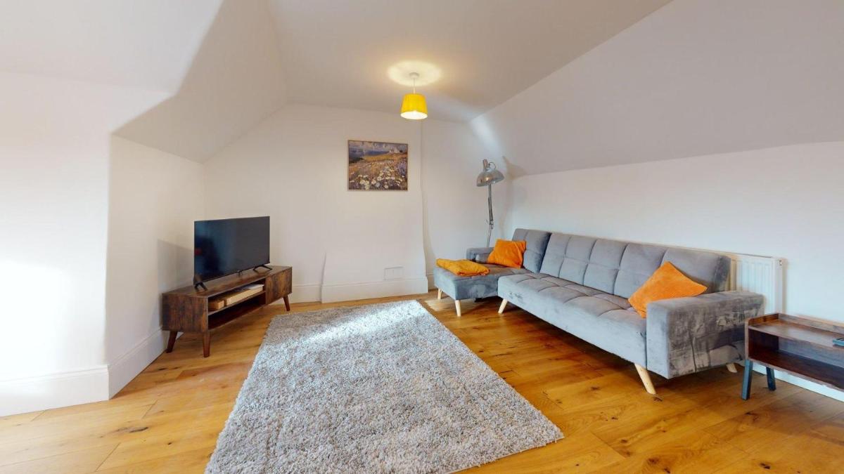 Stylish Georgian Apartment In An Ideal Location - Housity