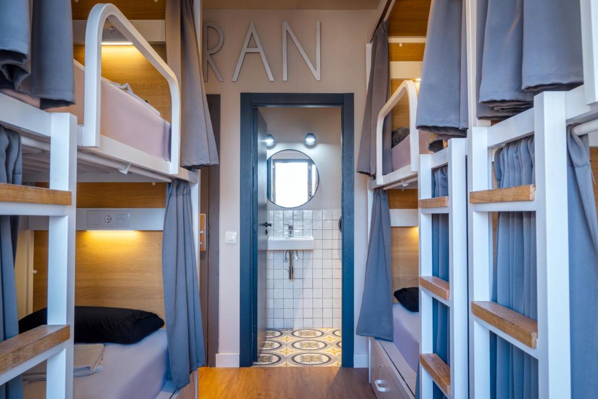 Factory Hostels Barcelona - Hizvo