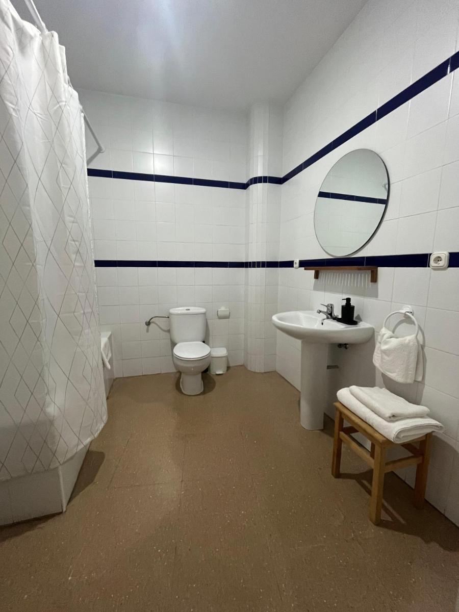 Hostal 2 estrellas -Restaurante Las Tres Encinas EN EL CENTRO DEL PUEBLO - Housity