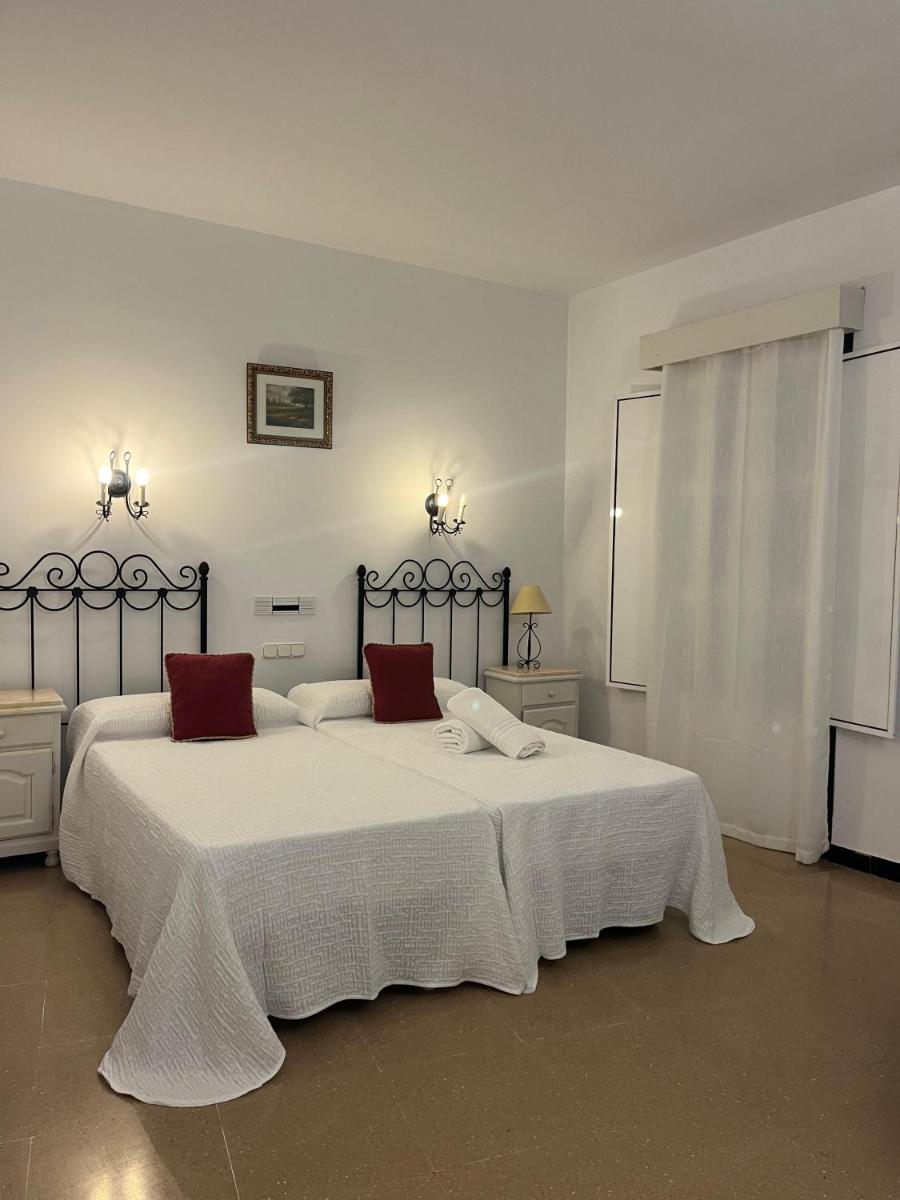 Hostal 2 estrellas -Restaurante Las Tres Encinas EN EL CENTRO DEL PUEBLO - Housity