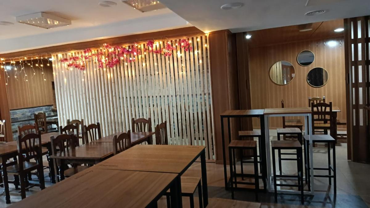 Hostal 2 estrellas -Restaurante Las Tres Encinas EN EL CENTRO DEL PUEBLO - Housity