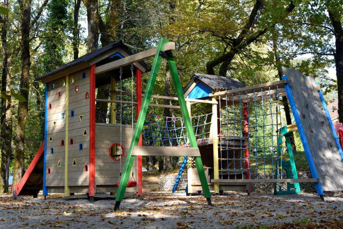 Aire de jeux pour enfants de l'établissement Le Bois Dormant-Hôtel Restaurant & Spa Logis Hôtel
