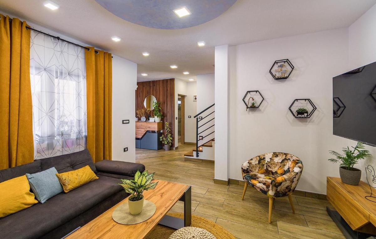 Stunning Home In Sajini - Housity
