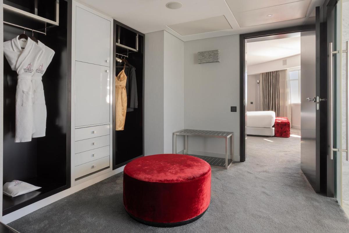 Uma cama ou camas num quarto em MYRIAD by SANA Hotels
