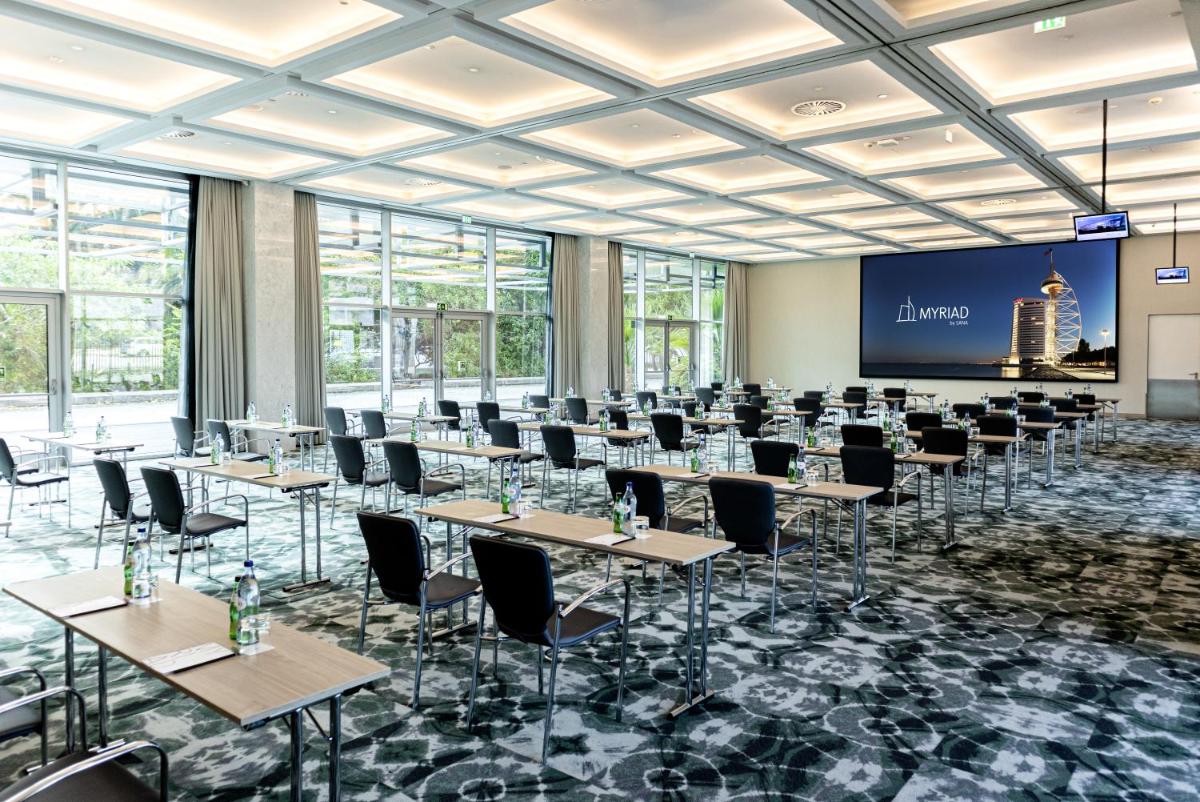 A área empresarial e/ ou a sala de conferências de MYRIAD by SANA Hotels