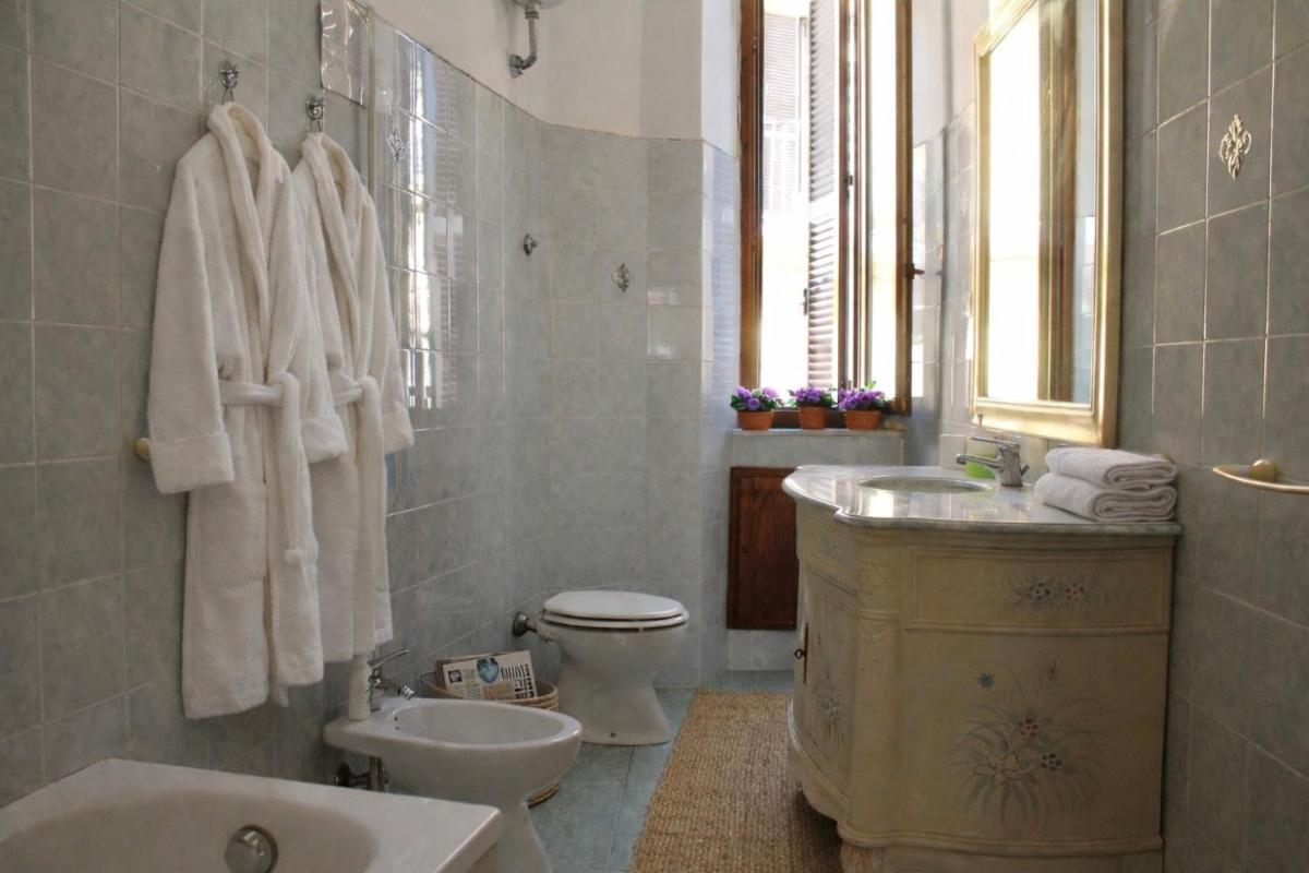 WHOLE HOLIDAY HOME APARTMENT FANTASTIC CIVITAVECCHIA da Pamino & Priscilla con due Camere letto! - Housity