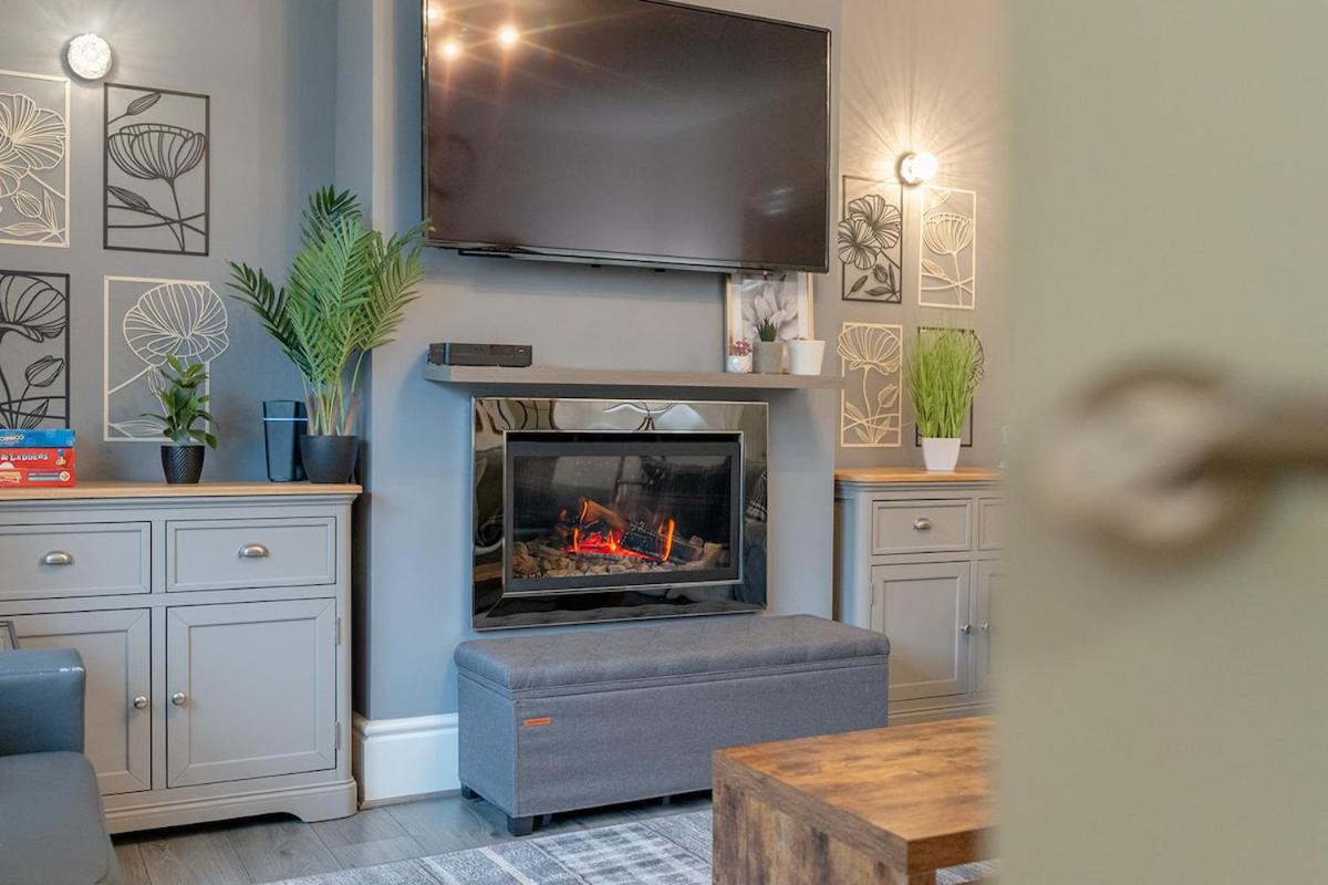 3 Bedroom Family Home in Colne with Free Parking - Housity