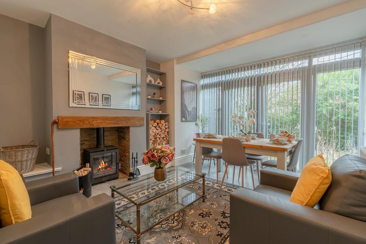 3 Bedroom Family Home in Colne with Free Parking - Housity