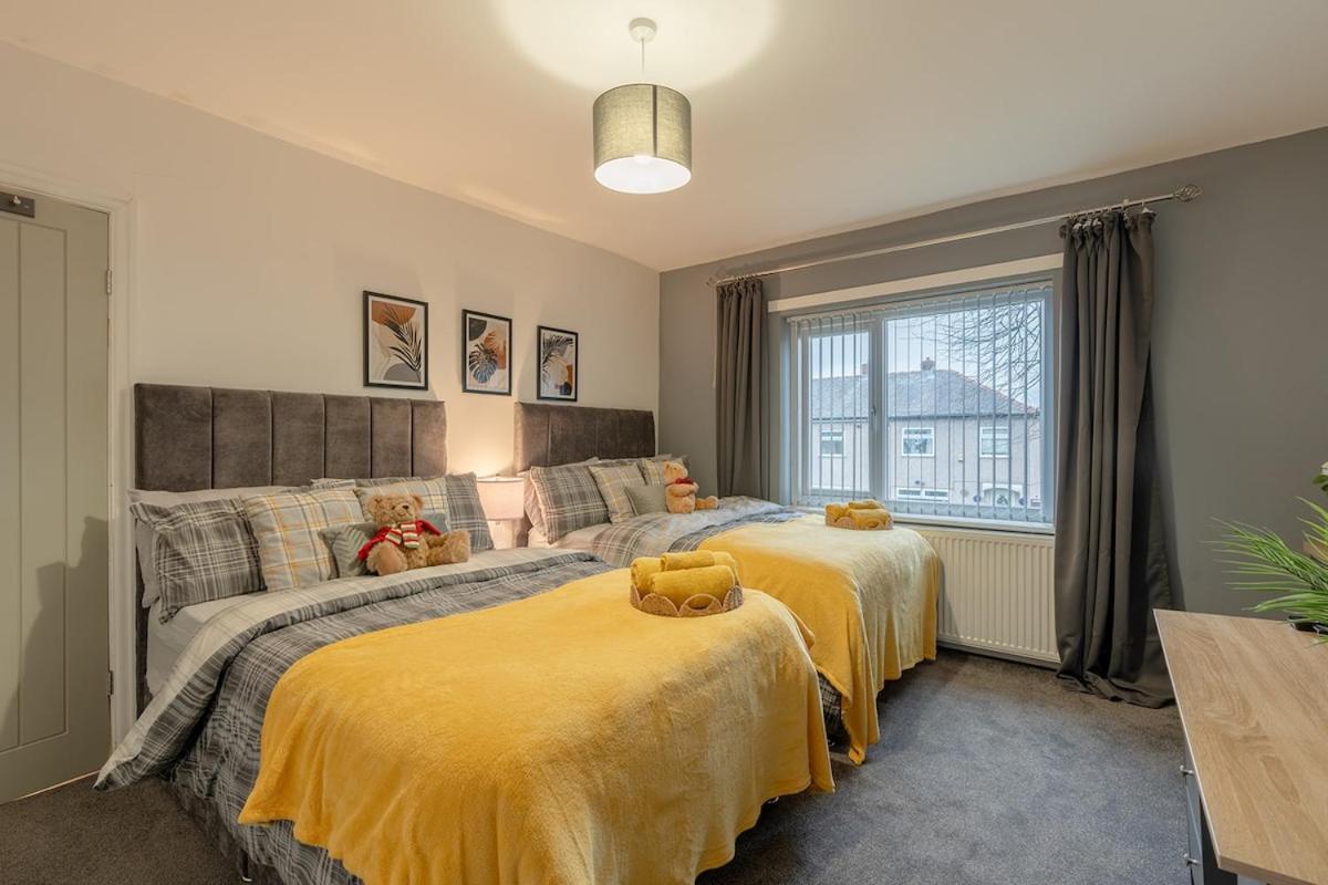 3 Bedroom Family Home in Colne with Free Parking - Housity