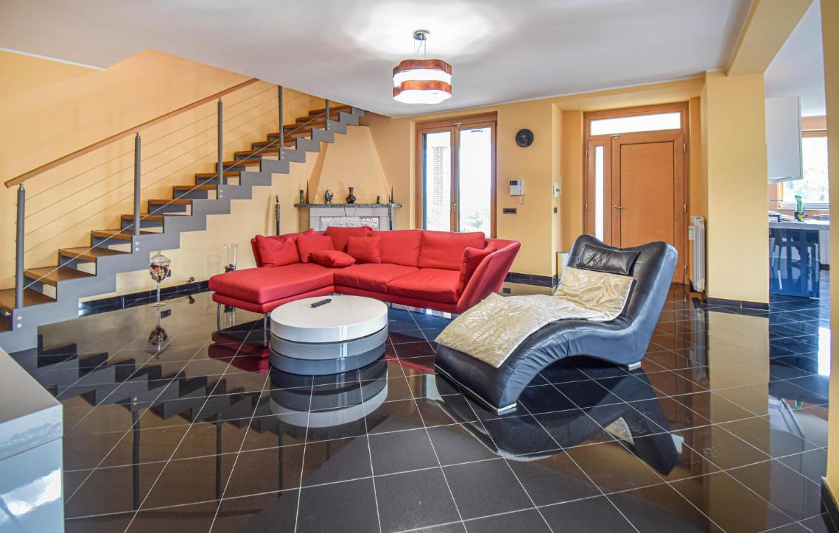 3 Bedroom Gorgeous Home In Torre Le Nocelle - Housity