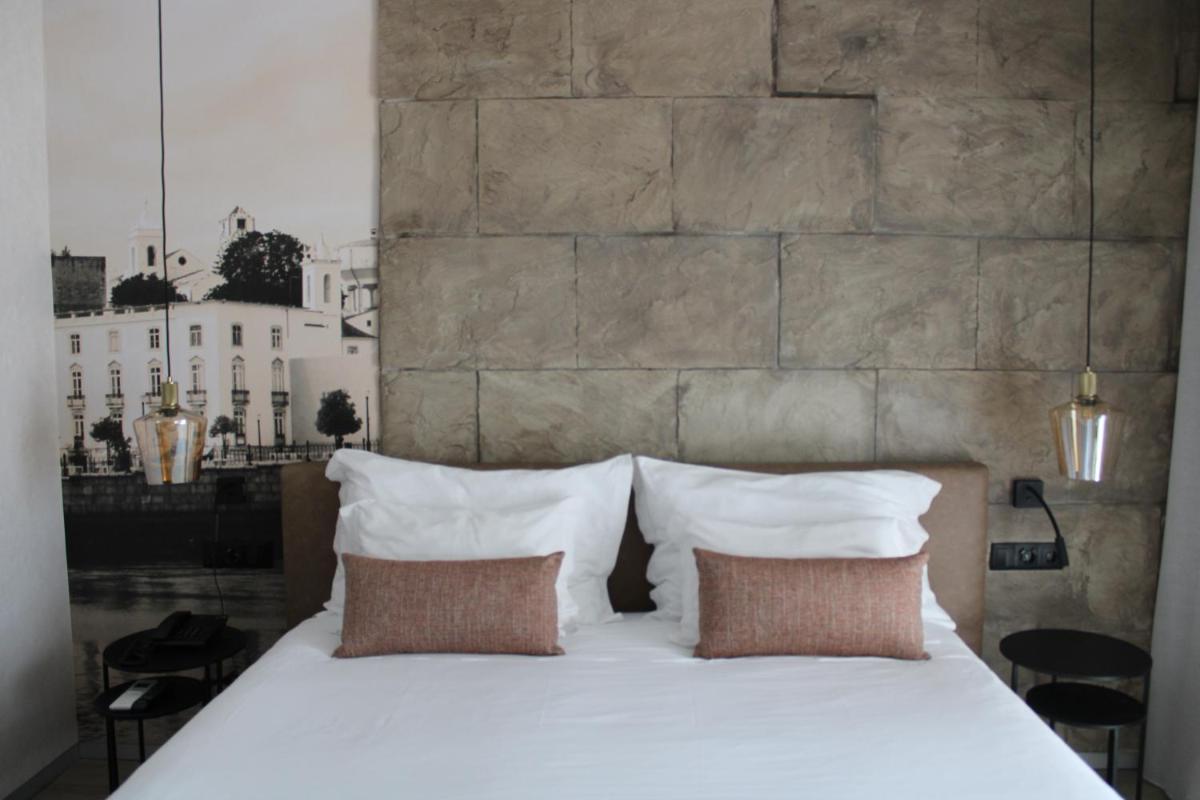 Uma cama ou camas num quarto em AP Maria Nova Lounge - Adults Friendly