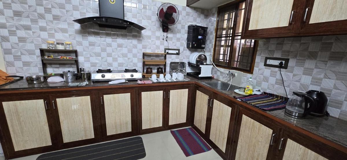 ABOORVA GRAND INN _ HOMESTAY_ ROOMS _RESORT _HOTEL IN KUMBAKONAM - Housity