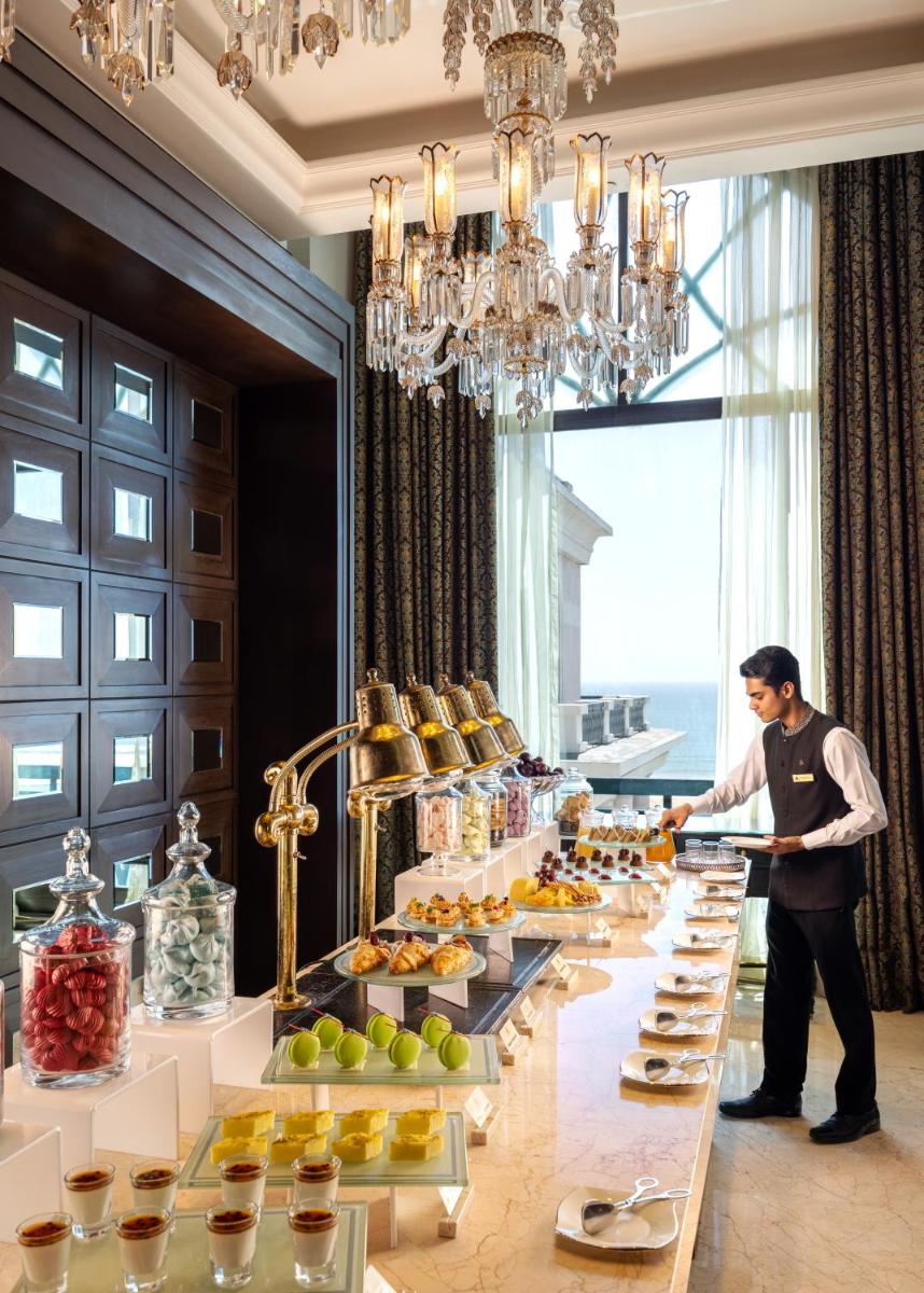 Comida en o cerca de este hotel