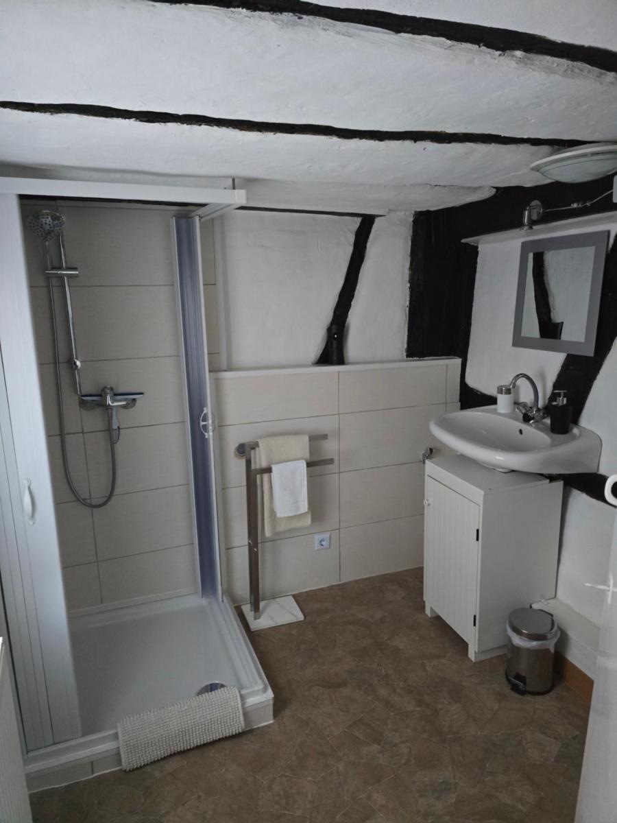 Mary Haus in Biebertal-Bieber, mit 2 App, 4 Zimmer und 8 Betten, 1 App, mit 3 Zimmer, 6 Betten, Bad, 1 App, mit 1 Zimmer, 2 Betten, Bad, mit Küche, WLAN, Parkplatz, Nähe Gießen und Wetzlar - Housity