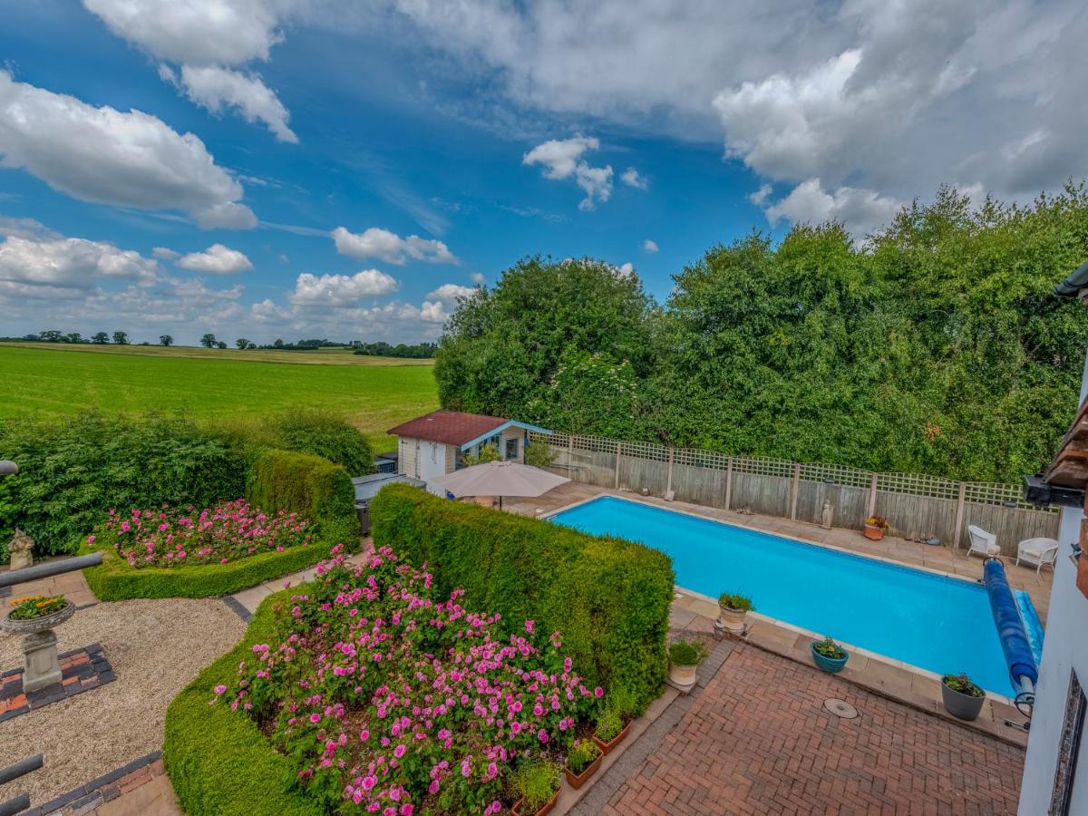 The Owl House with swimming pool and private hot tub - Hizvo