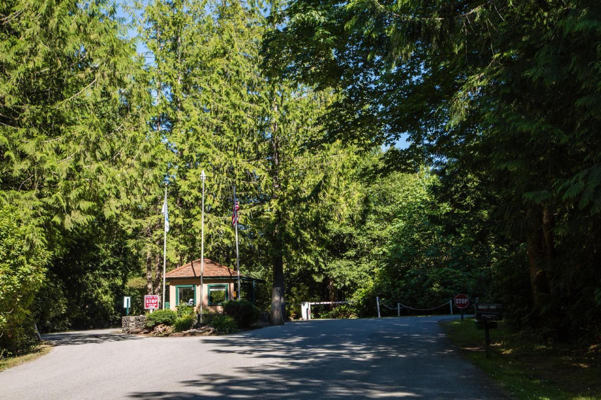 Tall Chief Camping Resort Yurt 5 - Housity