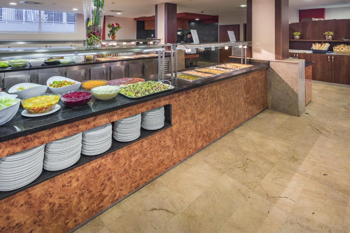 Comida en o cerca de este hotel
