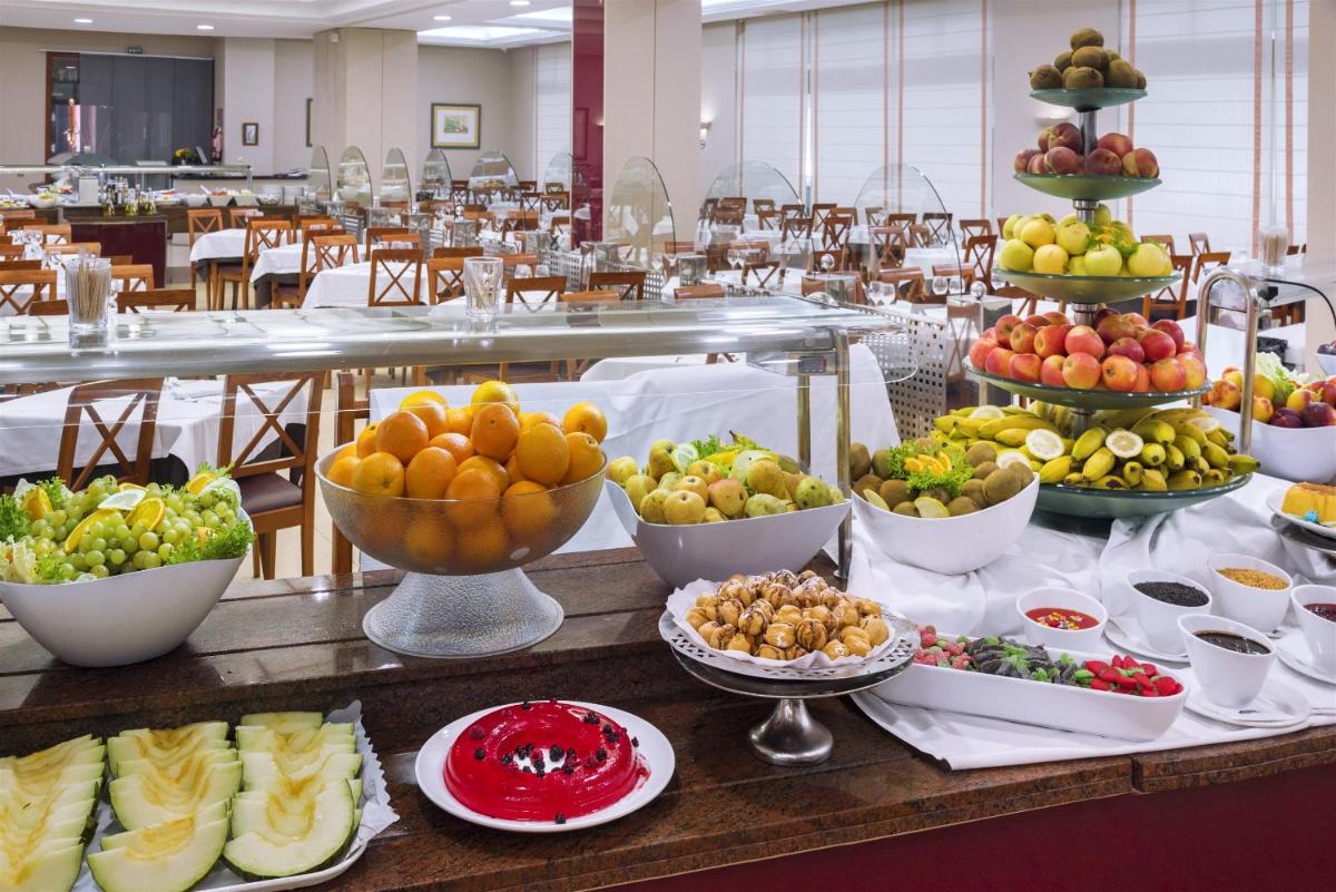 Comida en o cerca de este hotel