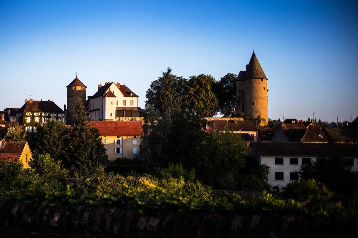 une vue d'une ville avec des tours et des bâtiments dans l'établissement Maison Doucet - Relais & Châteaux, à Charolles